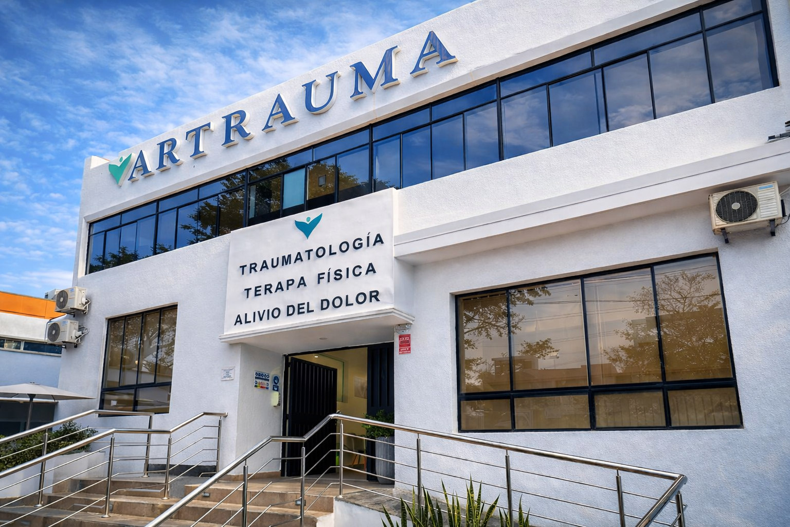 Instalaciones de una clínica de rehabilitación física moderna con equipos de fisioterapia y gimnasio terapéutico.