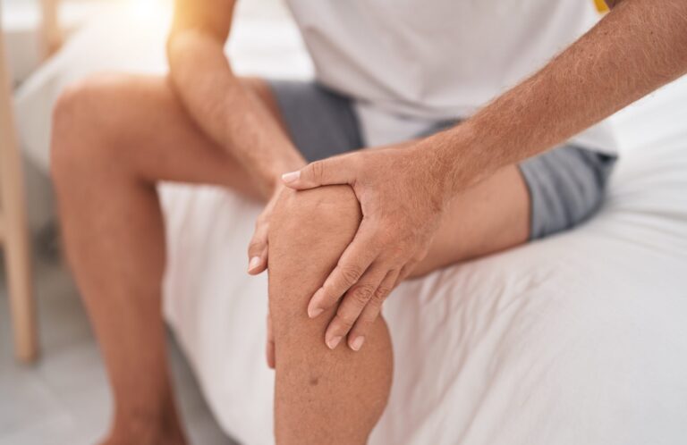 Evaluación de fisioterapia para dolor de rodilla identificando causas como tendinitis o lesiones de menisco.